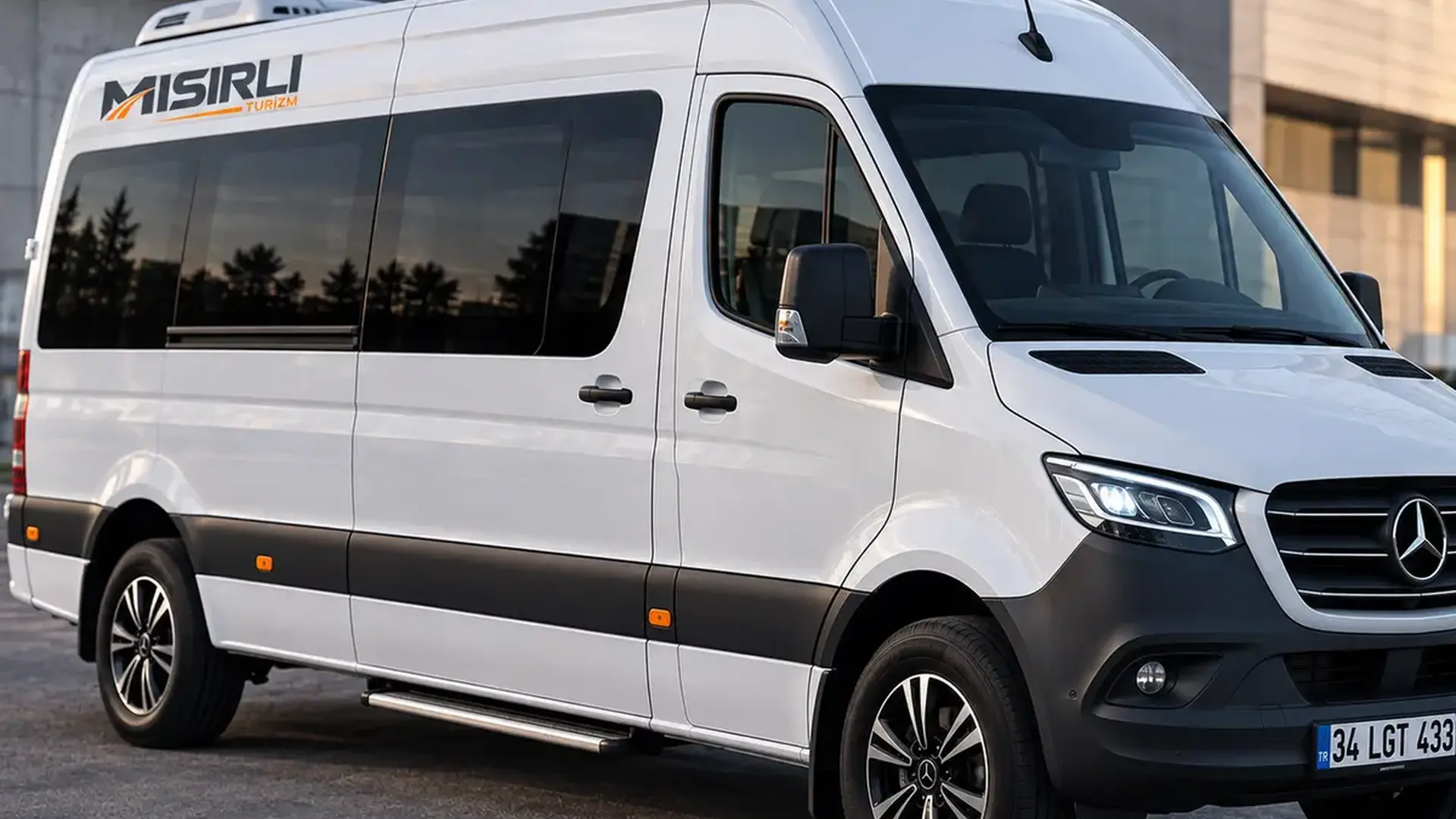Fabrika personel taşımacılığında kullanılan Mısırlı Turizm servis aracı